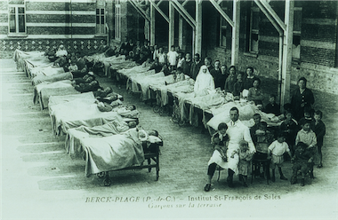 malades sur gouttières - Institut Calor de Berck - scoliose - traitement - Fondation Yves Cotrel