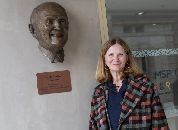 Milliez-Cotrel in front of the bust of her father, unveiled at the Maison de Santé